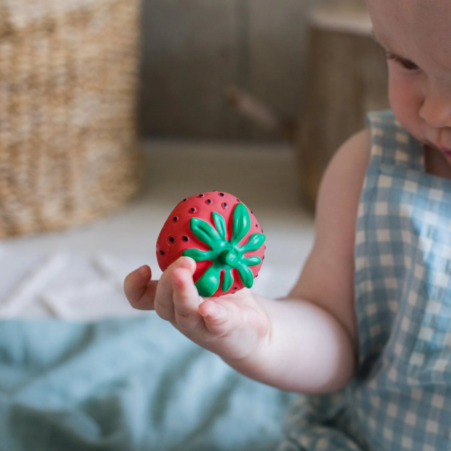 Oli&Carol Sweetie the Strawberry, Chewy